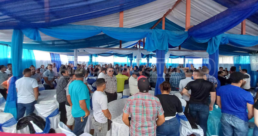 En la celebración de tercer aniversario estuvieron los internos, directivos, padrinos, el pastor Moisés Duarte y la Banda Ríos de Agua Viva. Foto: Alba Nubia Lira/Radio ABC Stereo En la celebración de tercer aniversario estuvieron los internos, directivos, padrinos, el pastor Moisés Duarte y la Banda Ríos de Agua Viva. Foto: Alba Nubia Lira/Radio ABC Stereo