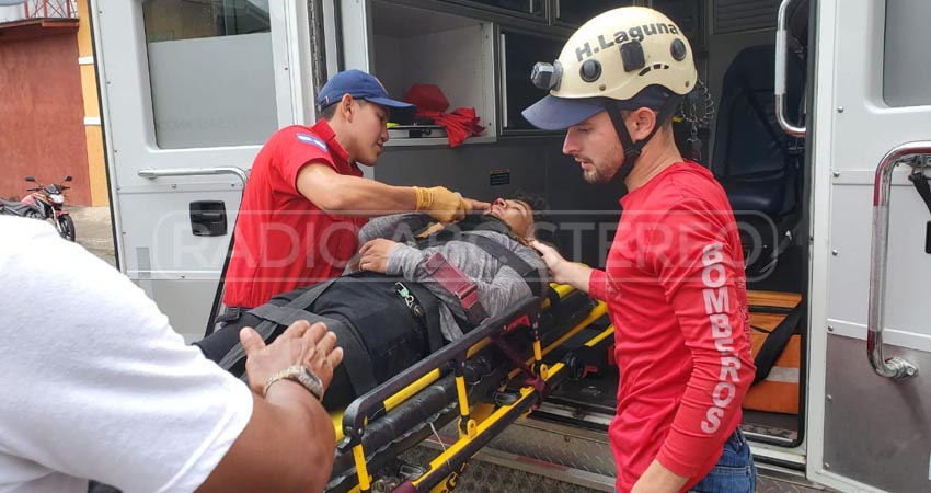 Luego de impactar al otro motociclista, el adolescente impactó su cabeza contra una cuneta. Foto: José Enrique Ortega/Radio ABC Stereo Luego de impactar al otro motociclista, el adolescente impactó su cabeza contra una cuneta. Foto: José Enrique Ortega/Radio ABC Stereo