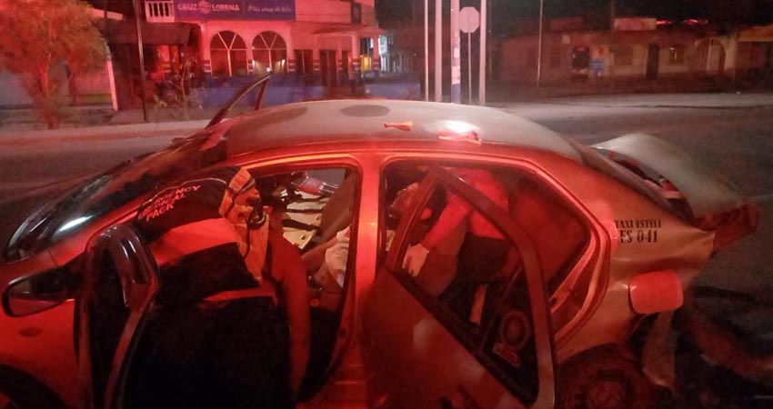 El percance vial ocurrió en las cercanías de la antigua discoteca Hard Bar, en la ciudad de Estelí. Foto: Cortesía / Benemérito Cuerpo de Bomberos El percance vial ocurrió en las cercanías de la antigua discoteca Hard Bar, en la ciudad de Estelí. Foto: Cortesía / Benemérito Cuerpo de Bomberos