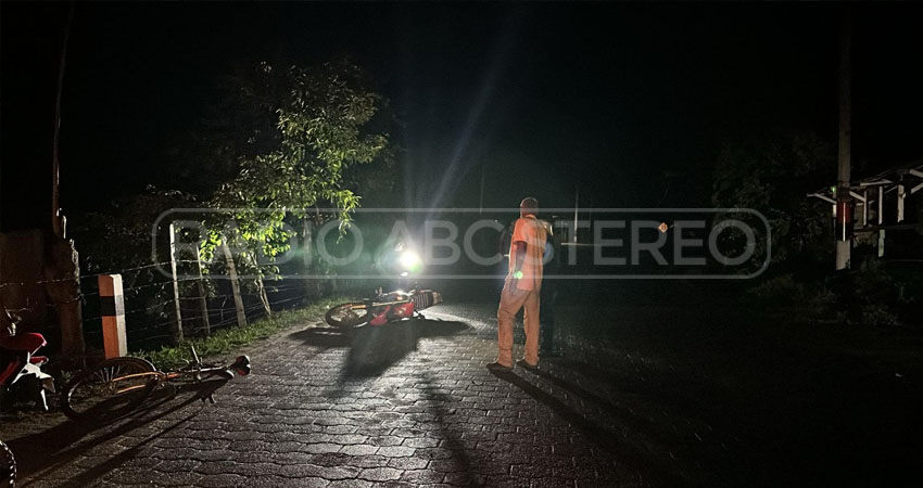 Motociclista impactó a ciclista en Jalapa. Foto: Radio ABC Stereo Motociclista impactó a ciclista en Jalapa. Foto: Radio ABC Stereo