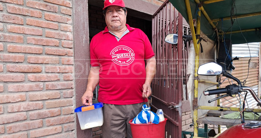 Antonio Alberto Flores, vendedor ambulante de quesillo. Foto: Famnuel Úbeda / Radio ABC Stereo
