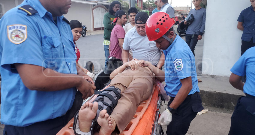 Lesionada en colisión entre motocicleta y camioneta. Foto: José Enrique Ortega/Radio ABC Stereo Lesionada en colisión entre motocicleta y camioneta. Foto: José Enrique Ortega/Radio ABC Stereo