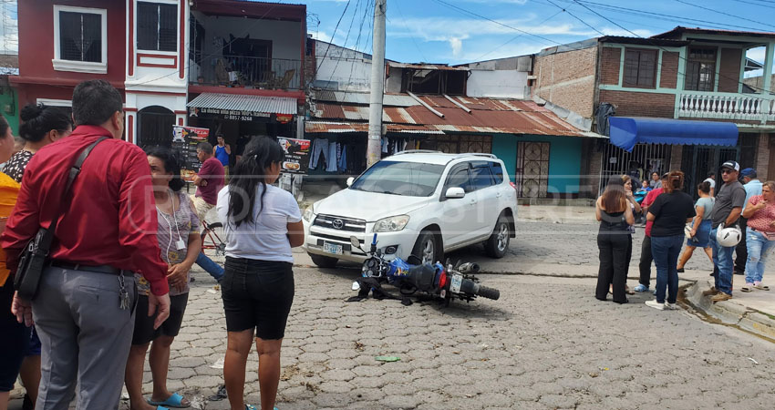 Pareja embestida en accidente de tránsito. Foto: José Enrique Ortega/Radio ABC Stereo