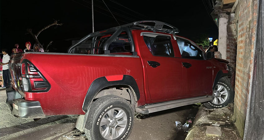 Conductor estrella su camioneta en vivienda. Foto: Cortesía/Radio ABC Stereo Conductor estrella su camioneta en vivienda. Foto: Cortesía/Radio ABC Stereo