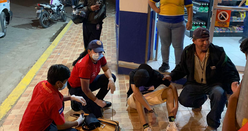 Socorristas atendieron a joven que convulsionó. Foto: José Enrique Ortega/Radio ABC Stereo