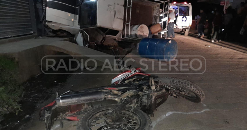 Motociclista lucha por su vida tras sufrir accidente vial. Foto: Radio ABC Stereo Motociclista lucha por su vida tras sufrir accidente vial. Foto: Radio ABC Stereo