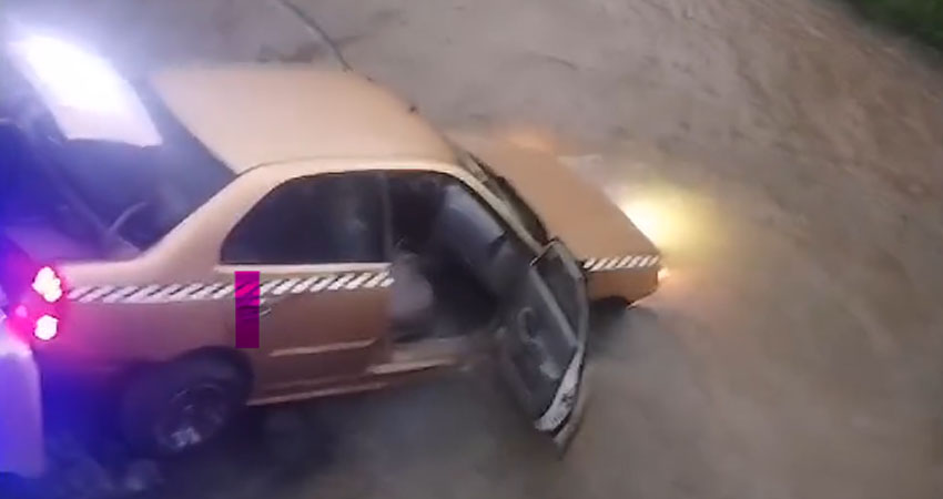 Taxi cae a un puente en comunidad rural de Jalapa. Foto: Cortesía/Radio ABC Stereo Taxi cae a un puente en comunidad rural de Jalapa. Foto: Cortesía/Radio ABC Stereo