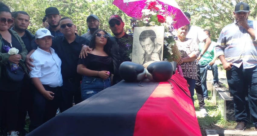 Último adiós a “Chevito Urcullo”, excampeón nacional de boxeo. Foto: Cortesía/Radio ABC Stereo Último adiós a “Chevito Urcullo”, excampeón nacional de boxeo. Foto: Cortesía/Radio ABC Stereo