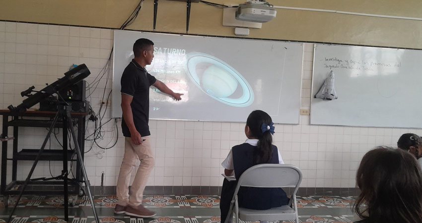 Charlas de astronomía a estudiantes de primaria. Foto: Cortesía/Radio ABC Stereo