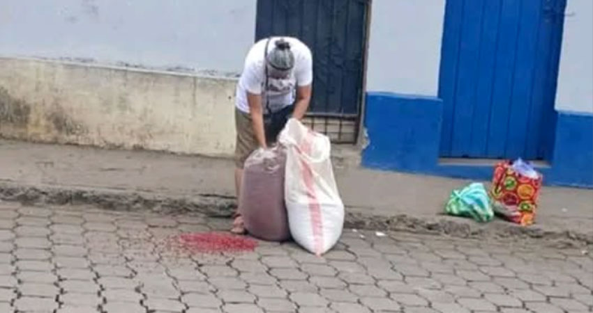Los frijoles que la señora llevaba quedaron derramados en la calle. Foto: Cortesía/Radio ABC Stereo Los frijoles que la señora llevaba quedaron derramados en la calle. Foto: Cortesía/Radio ABC Stereo
