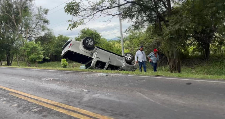 La camioneta quedó volcada. Foto: Cortesía/Radio ABC Stereo La camioneta quedó volcada. Foto: Cortesía/Radio ABC Stereo
