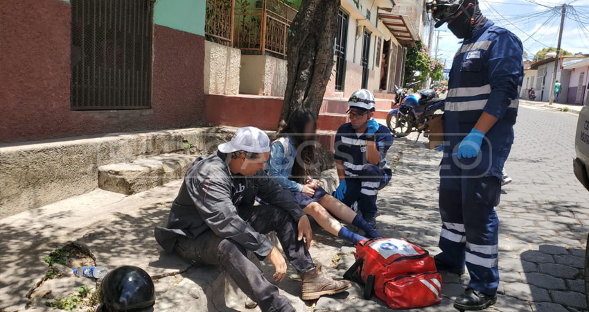 Conductor adolescente lesiona a un motociclista y a su hija. Foto: José Enrique Ortega/Radio ABC Stereo Conductor adolescente lesiona a un motociclista y a su hija. Foto: José Enrique Ortega/Radio ABC Stereo