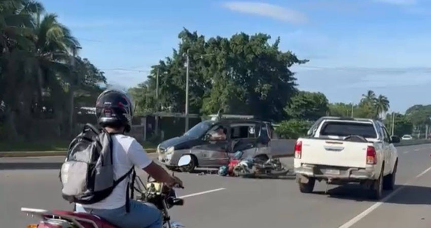 Motociclista resulta lesionado en grave accidente en Chinandega. Foto: Archico/Radio ABC Stereo