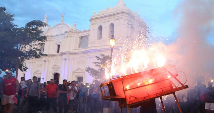 Centenares de católicos se aglomeran en el atrio de la Catedral de León cada 14 de agosto. Foto: El 19 digital/Radio ABC Stereo Centenares de católicos se aglomeran en el atrio de la Catedral de León cada 14 de agosto. Foto: El 19 digital/Radio ABC Stereo