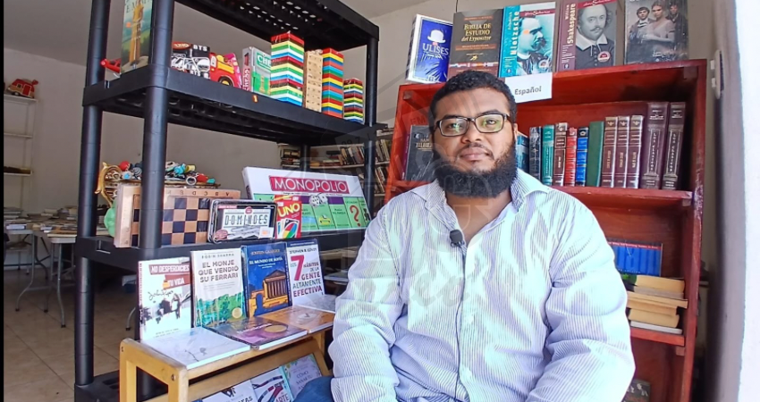Obed José Candia, vendedor de libros en Estelí. Foto: Byron Altamirano/Radio ABC Stereo