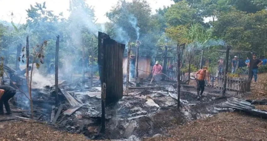 El siniestro consumió toda la estructura. Foto: Cortesía/Radio ABC Stereo El siniestro consumió toda la estructura. Foto: Cortesía/Radio ABC Stereo
