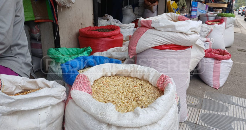 Comerciantes reportan bajas en el precio del maíz. Foto: Byron Altamirano/Radio ABC Stereo Comerciantes reportan bajas en el precio del maíz. Foto: Byron Altamirano/Radio ABC Stereo