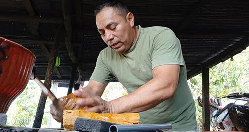 Francisco Javier Díaz Arauz elabora y comercializa alfeñiques. Foto: Byron Altamirano/Radio ABC Stereo Francisco Javier Díaz Arauz elabora y comercializa alfeñiques. Foto: Byron Altamirano/Radio ABC Stereo