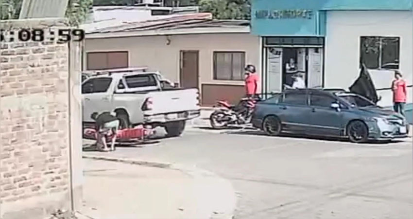 El conductor de una camioneta Hilux placa ES 33500 huyó del lugar. Foto: Captura de pantalla/Radio ABC Stereo