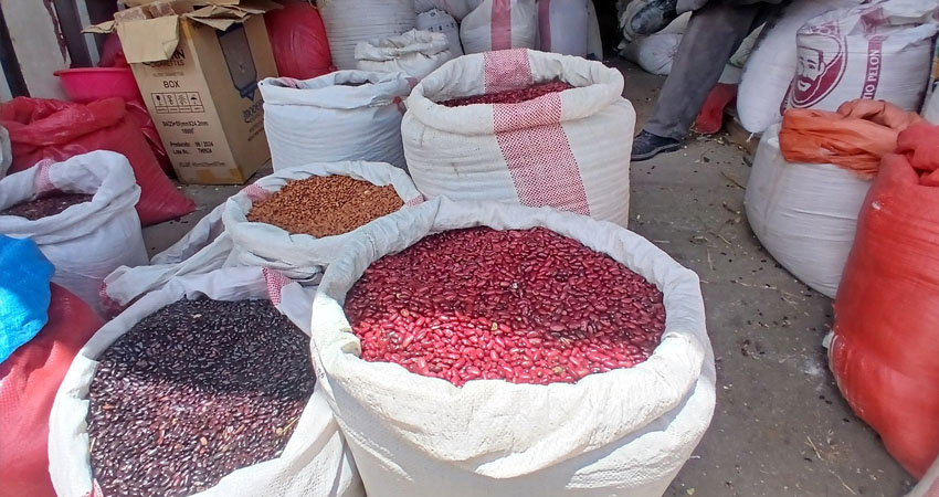 Frijol rojo de venta en el mercado. Foto: Byron Altamirano/Radio ABC Stereo