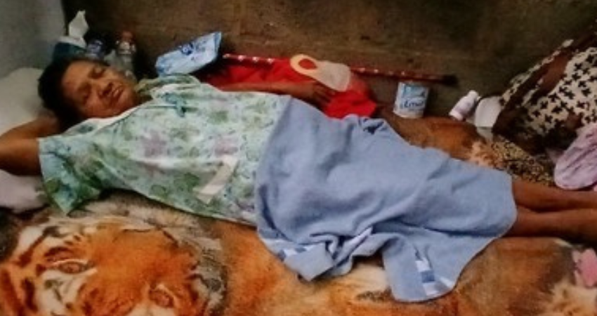 La señora se queja de dolor y urge de ayuda. Foto: Byron Altamirano/Radio ABC Stereo La señora se queja de dolor y urge de ayuda. Foto: Byron Altamirano/Radio ABC Stereo