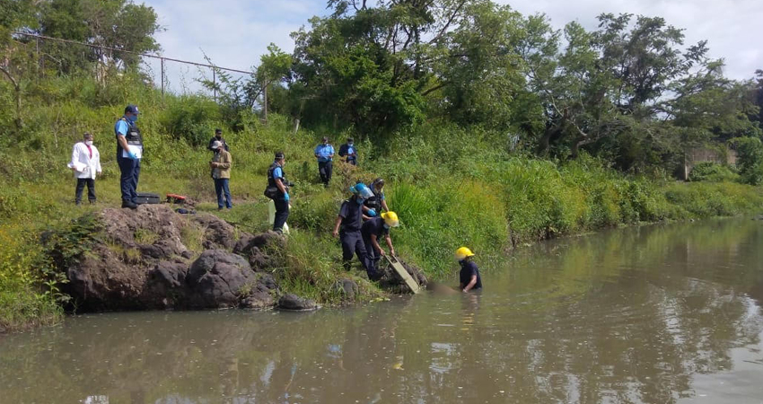 Bomberos retiraron el cadáver. Foto: Juan Fco. Dávila/Radio ABC Stereo Bomberos retiraron el cadáver. Foto: Juan Fco. Dávila/Radio ABC Stereo