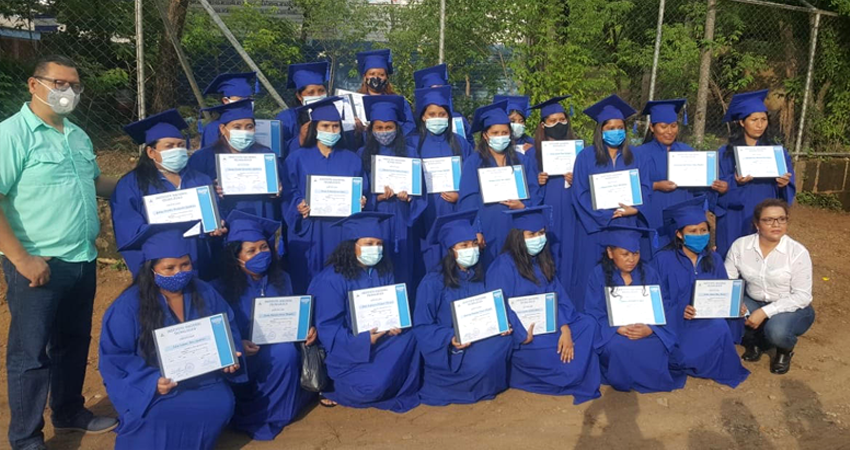El grupo de mujeres recién graduadas. Foto: Cortesía El grupo de mujeres recién graduadas. Foto: Cortesía