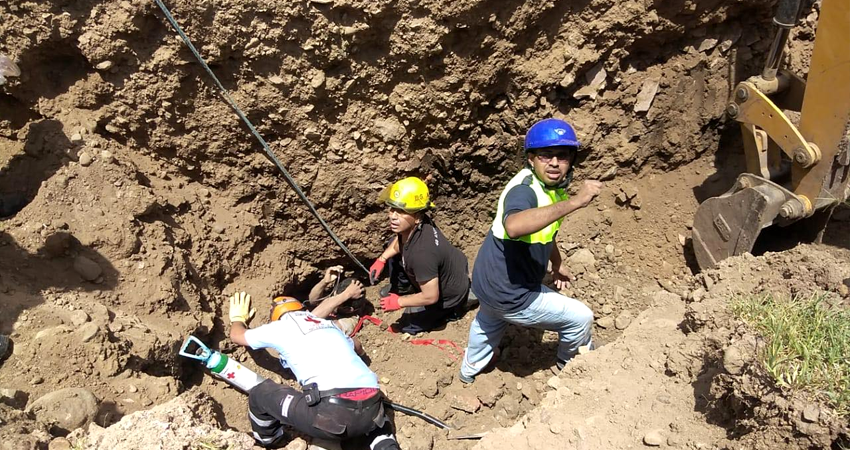 Dos obreros quedaron atrapados cuando intentaban instalar una tubería. Foto: Juan Fco Dávila/Radio ABC Stereo Dos obreros quedaron atrapados cuando intentaban instalar una tubería. Foto: Juan Fco Dávila/Radio ABC Stereo