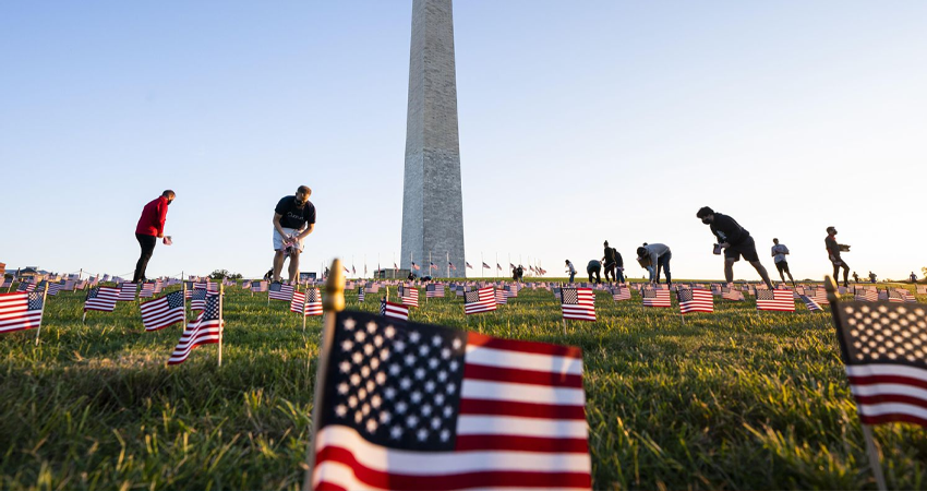 En promedio, más de 800 personas han muerto por día por coronavirus.