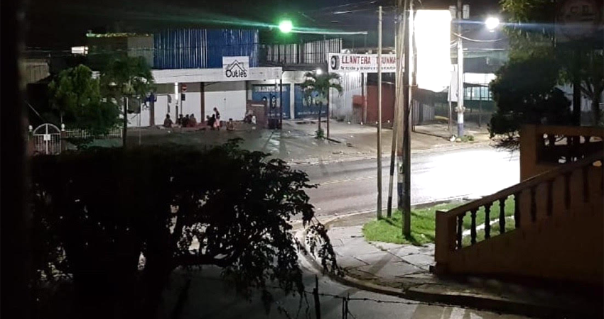 El grupo permanece en las inmediaciones de la COTRAN Norte. Foto: Cortesía