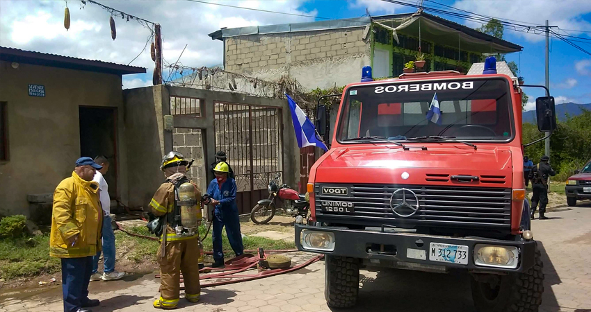 Los bomberos atendieron la emergencia. Foto: Juan Fco. Dávila/Radio ABC Stereo Los bomberos atendieron la emergencia. Foto: Juan Fco. Dávila/Radio ABC Stereo