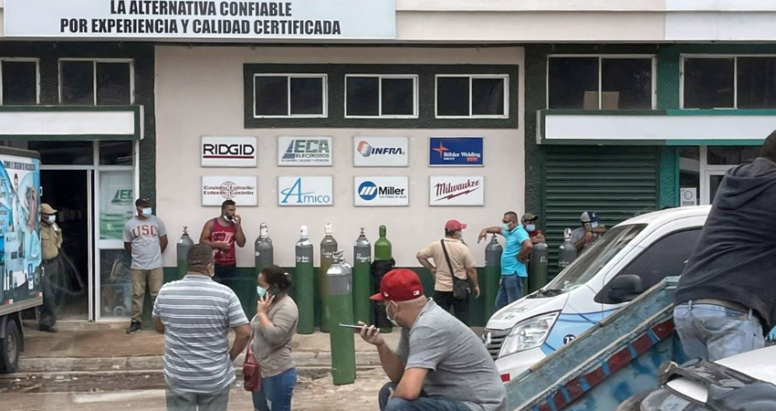 Los pobladores hacen filas para abastecerse de oxígeno. Foto: Cortesía/Radio ABC Stereo Los pobladores hacen filas para abastecerse de oxígeno. Foto: Cortesía/Radio ABC Stereo