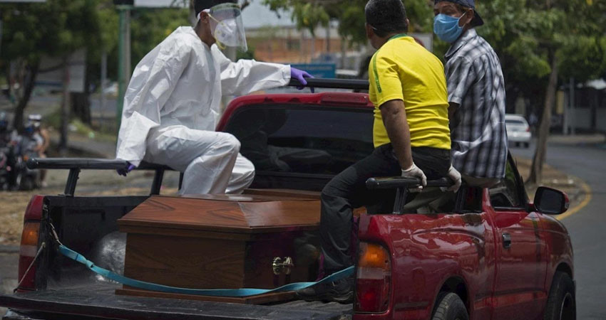 En promedio se venden de tres a cuatro ataúdes diarios. Foto de referencia/EFE En promedio se venden de tres a cuatro ataúdes diarios. Foto de referencia/EFE