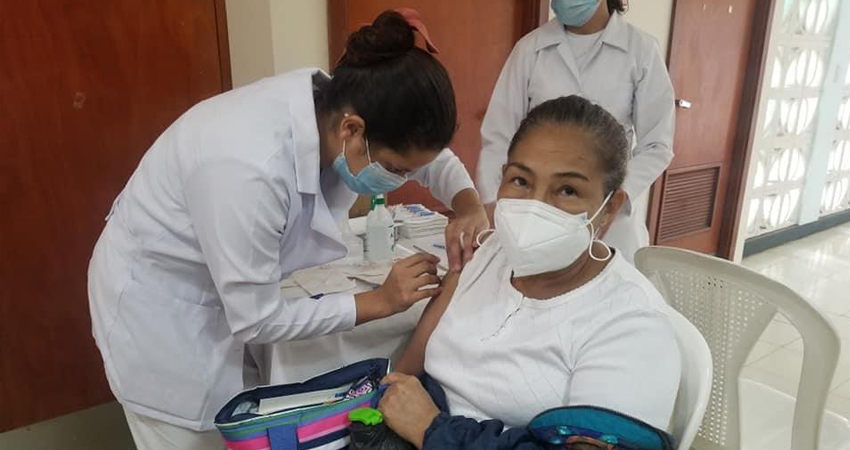 La jornada estaba dirigida a personas mayores de 50 años que habían recibido la primera dosis. Foto: Silais Estelí La jornada estaba dirigida a personas mayores de 50 años que habían recibido la primera dosis. Foto: Silais Estelí
