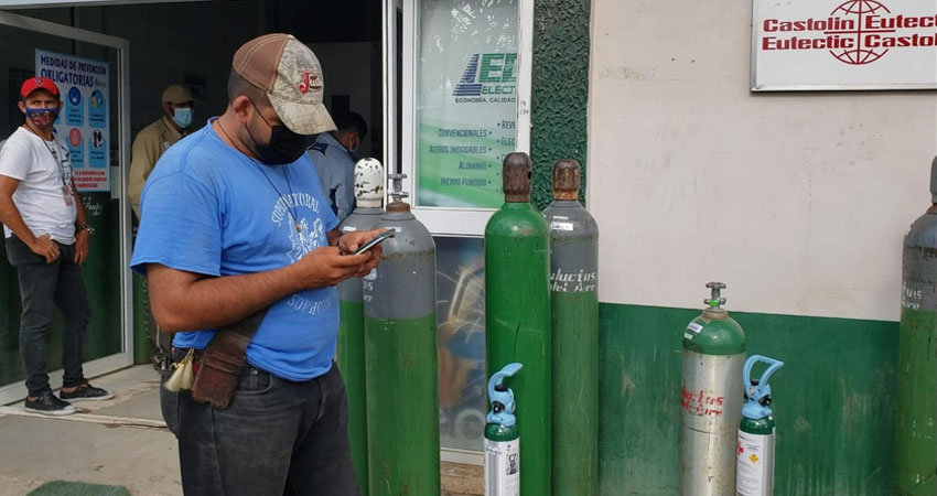 A la empresa de venta de oxígeno llegan diariamente ciudadanos del norte. Foto: José Enrique Ortega/Radio ABC Stereo A la empresa de venta de oxígeno llegan diariamente ciudadanos del norte. Foto: José Enrique Ortega/Radio ABC Stereo