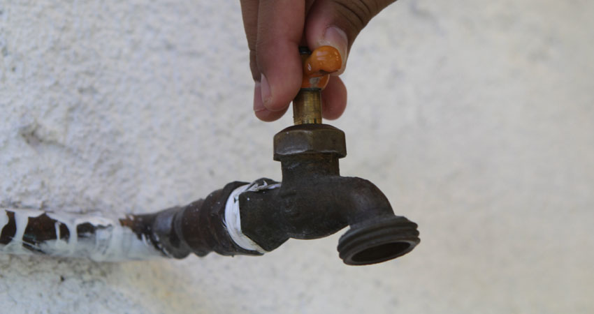 El sector suele ser abastecido con cisternas, ya que el agua potable casi sólo llega a las partes bajas del barrio. Imagen de referencia El sector suele ser abastecido con cisternas, ya que el agua potable casi sólo llega a las partes bajas del barrio. Imagen de referencia