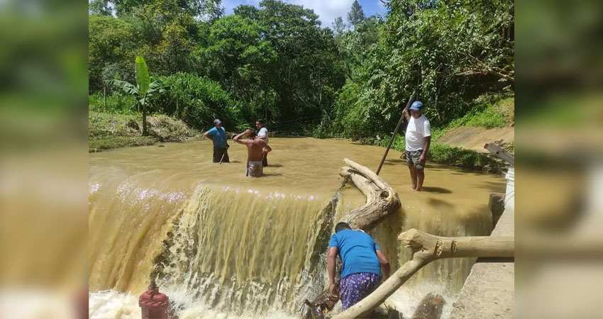 Los trabajadores de ENACAL han hecho todo lo posible para restablecer el servicio. Foto: Cortesía/Radio ABC Stereo Los trabajadores de ENACAL han hecho todo lo posible para restablecer el servicio. Foto: Cortesía/Radio ABC Stereo