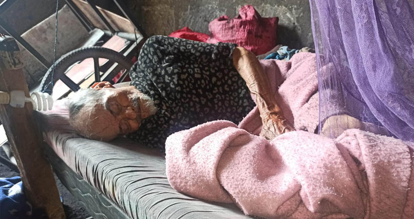 Miguelito estaba recolectando latas y botellas cuando se desmayó y desde entonces está postrado en cama. Foto: Rosa Angélica Reyes/Radio ABC Stereo