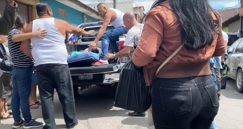 Albañil fue trasladado al hospital San Juan de Dios. Foto: Cortesía/ Noticias ABC Albañil fue trasladado al hospital San Juan de Dios. Foto: Cortesía/ Noticias ABC