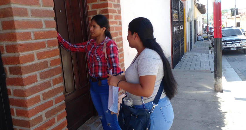 Visitas casa a casa en Ocotal para detener al dengue. Foto: Cortesía/Noticia ABC Visitas casa a casa en Ocotal para detener al dengue. Foto: Cortesía/Noticia ABC