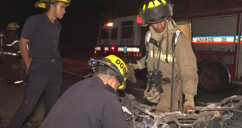 Motocicleta quedó inservible tras incendiarse. Foto: Cortesía/NoticiasABC Motocicleta quedó inservible tras incendiarse. Foto: Cortesía/NoticiasABC