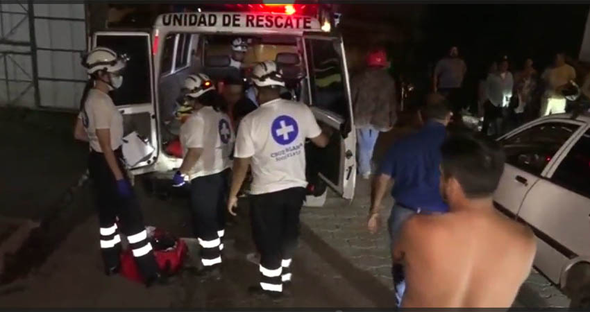 Cruz Blanca brindó atención prehospitalaria a los lesionados. Foto: Captura de pantalla Cruz Blanca brindó atención prehospitalaria a los lesionados. Foto: Captura de pantalla