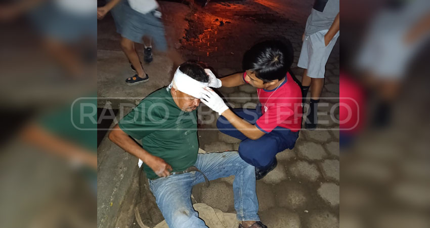 Socorristas del Benemérito Cuerpo de Bomberos atendieron a Dani Olivera. Foto: Cortesía/Radio ABC Stereo