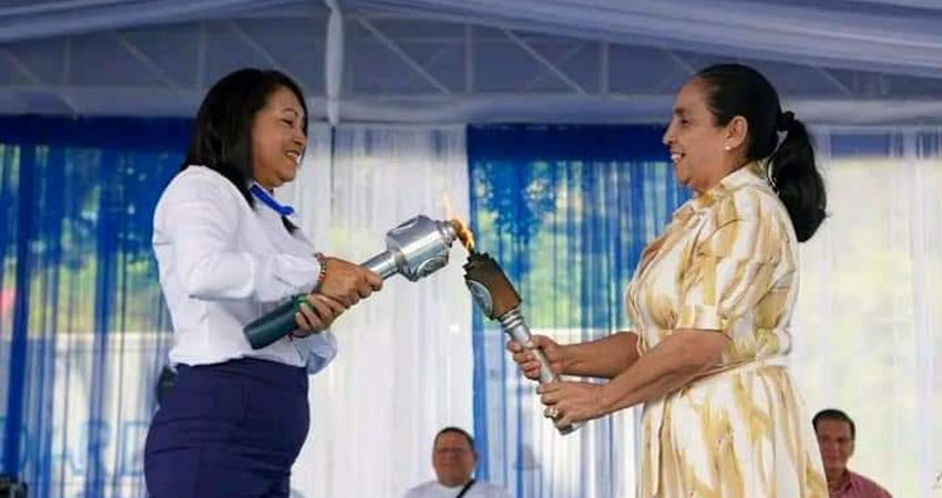 Ligia Laínez, alcaldesa de El Paraíso, entregó la antorcha a Xiomara Tercero, alcaldesa de Ocotal. Foto: Cortesía/Radio ABC Stereo Ligia Laínez, alcaldesa de El Paraíso, entregó la antorcha a Xiomara Tercero, alcaldesa de Ocotal. Foto: Cortesía/Radio ABC Stereo