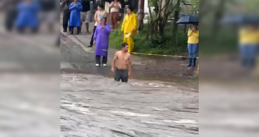 Sujeto se lanza a zona desbordada por las lluvias. Foto: Captura de pantalla/Radio ABC Stereo