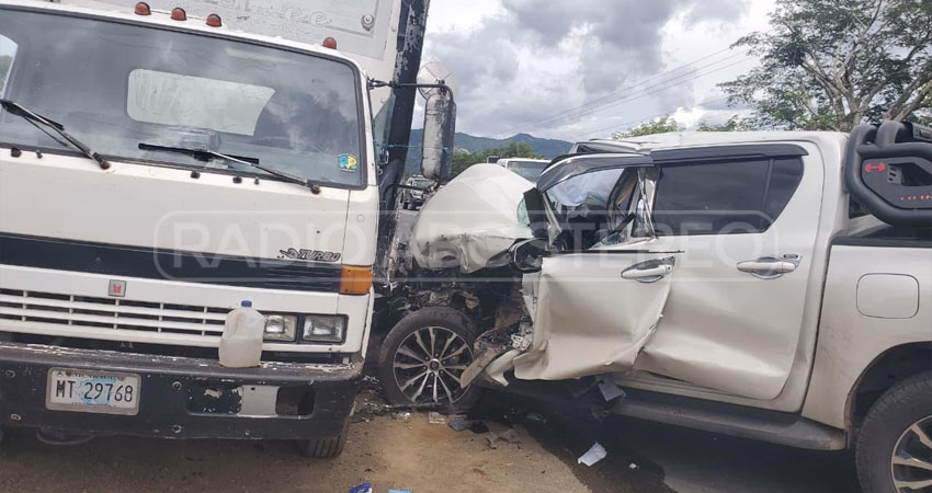 El camión fue repentinamente impactado por la camioneta. Foto: José Enrique Ortega/Radio ABC Stereo