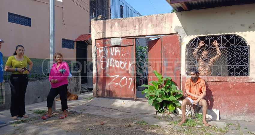 El hombre fue encontrado sin vida dentro de su vivienda, donde habitaba junto a sus dos hermanos, también diagnosticados con esquizofrenia.