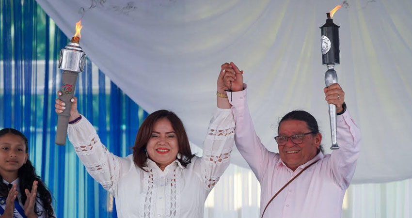 La ministra de Educación Wendy Arauz recibió la antorcha. Foto: Cortesía/Radio ABC Stereo La ministra de Educación Wendy Arauz recibió la antorcha. Foto: Cortesía/Radio ABC Stereo