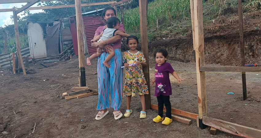 La campaña tiene el objetivo de construirles un nuevo hogar. Foto: Byron Altamirano/Radio ABC Stereo La campaña tiene el objetivo de construirles un nuevo hogar. Foto: Byron Altamirano/Radio ABC Stereo
