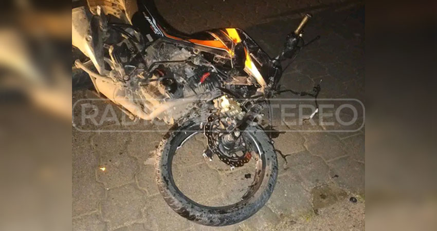 El joven impactó contra una camioneta. Foto: Cortesía/Radio ABC Stereo El joven impactó contra una camioneta. Foto: Cortesía/Radio ABC Stereo